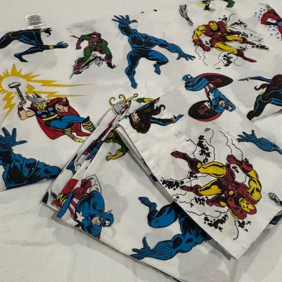 Pottery Barn Kids Marvel Heroes Sheet Set & Pillowcases - Picture 5 of 9